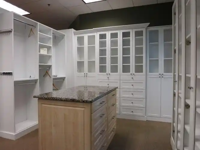 欧式风格别墅衣帽间白色衣柜装修效果图