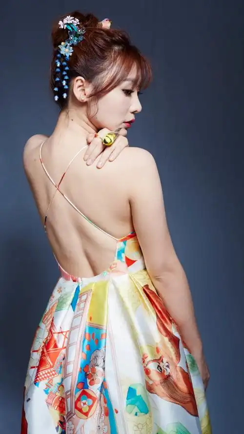 性感美女明星露背妖娆诱惑写真_人物明星图片_乐美图网