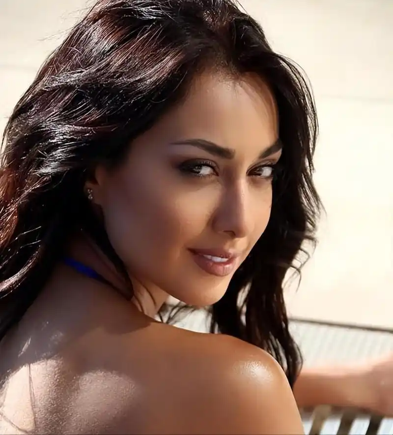 今日佳人:因发布这些"违规照片"而被追捕的伊朗美女萨达夫