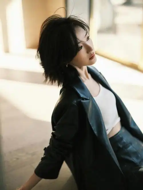 毛晓彤出席电影首映礼穿皮衣皮裙扮下衣失踪这腿太真实了