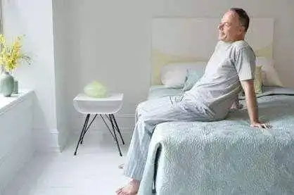 老年人高血压人群早晨起床要慢点起床前6个小动作值得学习