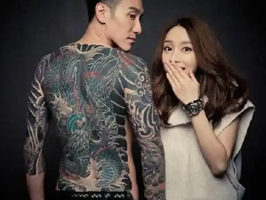 明星霸气纹身:杨洋的火麒麟,刘恺威的狼图腾,而他的却是马头冥王