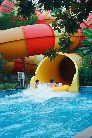 适中的高度差能很好地体验极速下滑带来的乐趣_苏州乐园森林水世界&