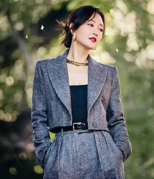 王鸥穿灰色小西装,知性而优雅的气质,街拍出的美照让人目不转睛