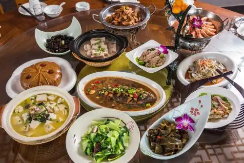 在酒店一桌可以坐十人吗?大概点多少菜最好?总的大概要多少钱左右?