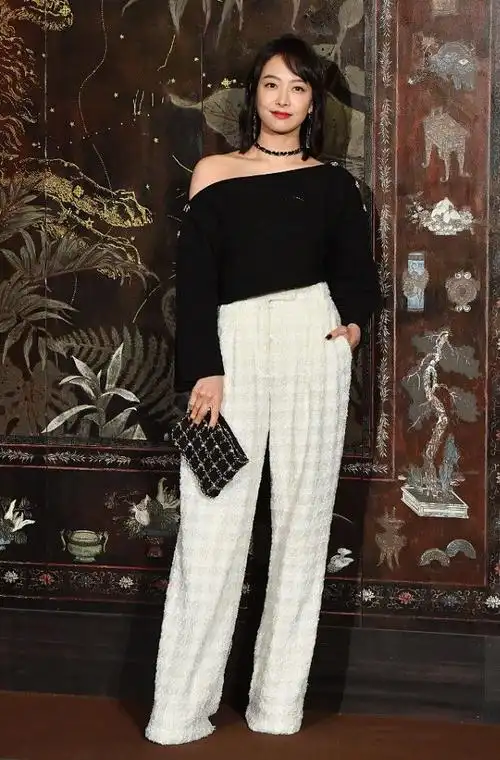 宋茜的衣品真的是没的挑小黑裙穿在身上真撩人简约又大方