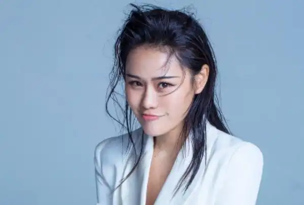 是一位舞台经验丰富,具有唱功实力的女歌手