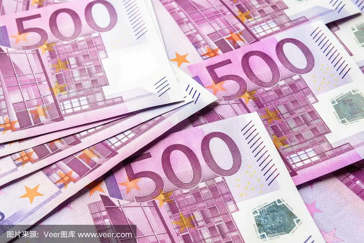 一堆500欧元现金