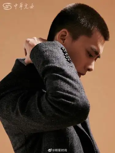 李易峰 登上《中华儿女》杂志封面,寸头配上绅士风的穿搭